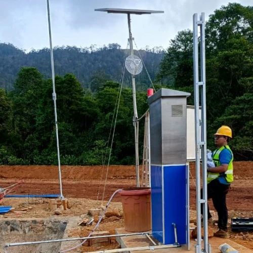 Pemasangan alat rapi & presisi - Pemasangan yang rapi dan presisi bukan hanya soal estetika, melainkan standar keamanan untuk mencegah timbulnya gangguan sinyal, korsleting listrik, bahaya korosi, maupun kerusakan mekanis akibat cuaca ekstrem di lapangan.Akurasi &amp; Keamanan: Penempatan sensor dan penataan kabel (cable management) terstruktur rapi untuk menjaga kestabilan sinyal dan keamanan K3.   Material Tahan Lama: Menggunakan komponen berkualitas (stainless steel, pelindung IP65/IP68) serta proteksi petir dan grounding.   Kemudahan Perawatan: Panel terlabel rapi sehingga mempermudah pemeliharaan dan pengecekan.