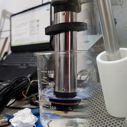 Kalibrasi secara tepat & akurat - Kami memastikan setiap sensor dan instrumen pemantauan bekerja pada tingkat presisi tertinggi melalui proses kalibrasi berkala yang tepat, teruji, dan sesuai standar nasional maupun internasional.   Dengan metode kalibrasi yang terukur dan ditangani langsung oleh tenaga ahli profesional, kami menjamin pembacaan data lingkungan selalu valid, stabil, dan minim bias.   Manfaat Kalibrasi Tepat &amp; Akurat:Jaminan Keabsahan Data: Mengahasilkan data pemantauan real-time yang sah dan dapat dipertanggungjawabkan.   Kepatuhan Baku Mutu: Memastikan pembacaan parameter selalu berada dalam rentang ambang batas resmi KLHK.   Kinerja Sensor Maksimal: Mendeteksi penurunan sensitivitas sensor secara dini agar efisiensi alat tetap terjaga.